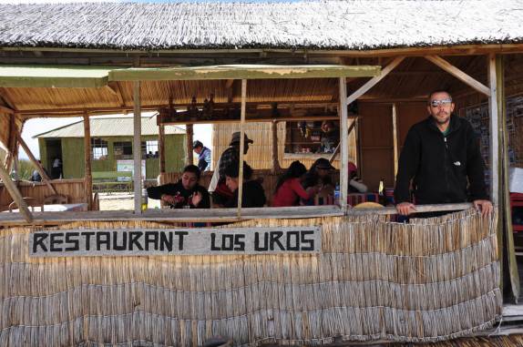 Relaxando em um dos bares nas Islas Flotantes do lago Titicaca, perto de Puno, no Peru